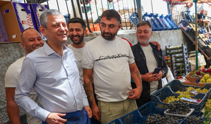 CHP lideri Özel'den Demetevler Semt Pazarı'na ziyaret: "Ne alan memnun ne satan memnun"