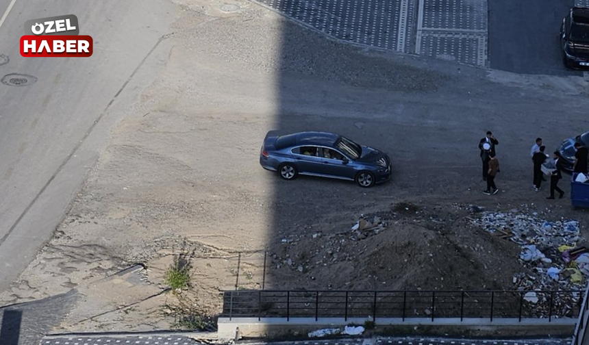 Pursaklar'da cadde kenarındaki yol asfaltlanmayı bekliyor