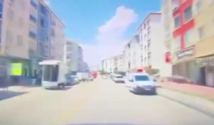Sincan’da otomobiller kafa kafaya çarpıştı
