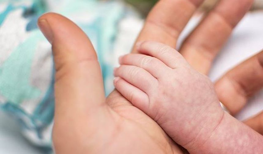 Tıp tarihine geçti! 30 yıllık embriyodan mucize doğum