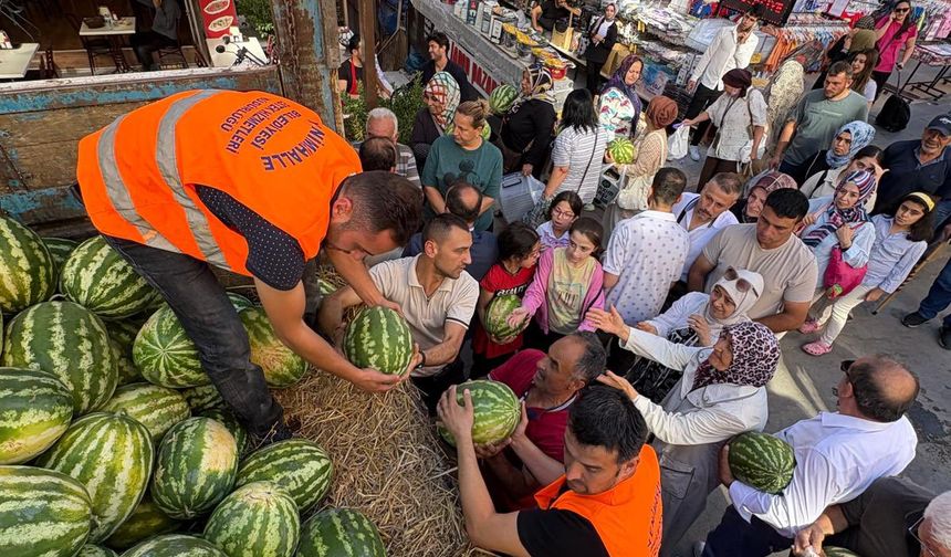 Yenimahalle Belediyesi’nden ücretsiz karpuz dağıtımı