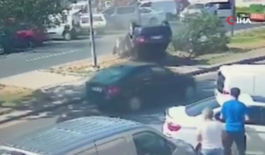 Ankara'da korkunç kaza: Otomobil savrularak devrildi