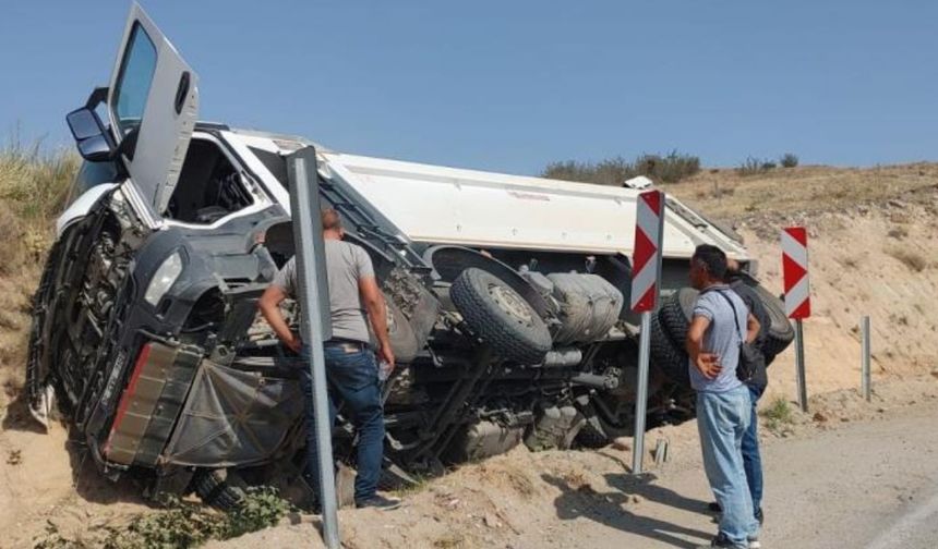 Ankara'da korkutan kaza: Kontrolden çıkan kamyon devrildi