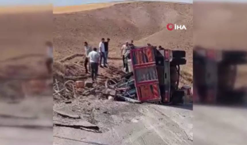 Beypazarı’nda kamyon devrildi! Yaralı var