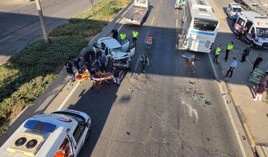 Ankara'da otomobil yolcu otobüsüne çarptı! Yaralılar var