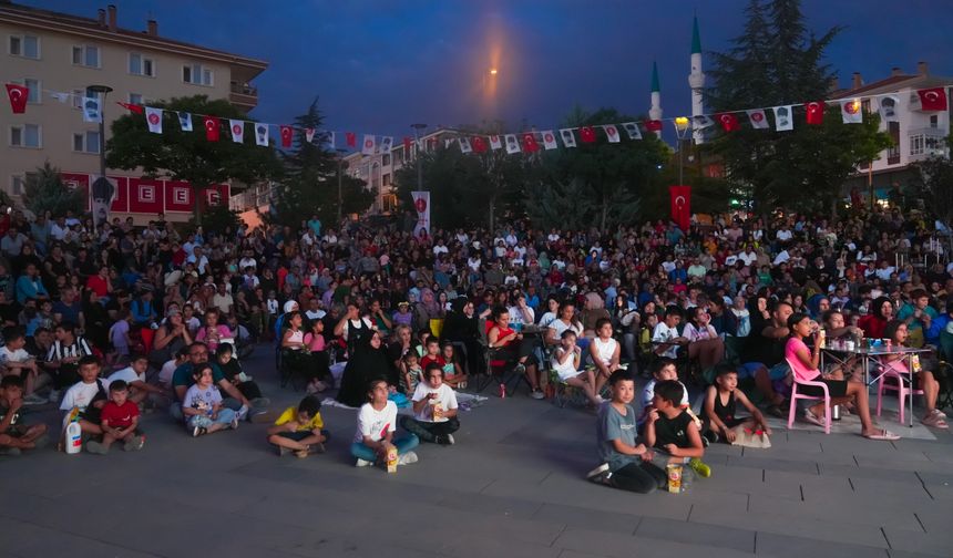 Keçiören’de açık hava sinema etkinliği ilgi görüyor