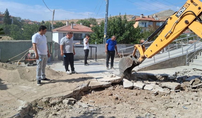 Başkan Koçak, hafta sonu mesaisini yapımı devam eden çalışmalara ayırdı