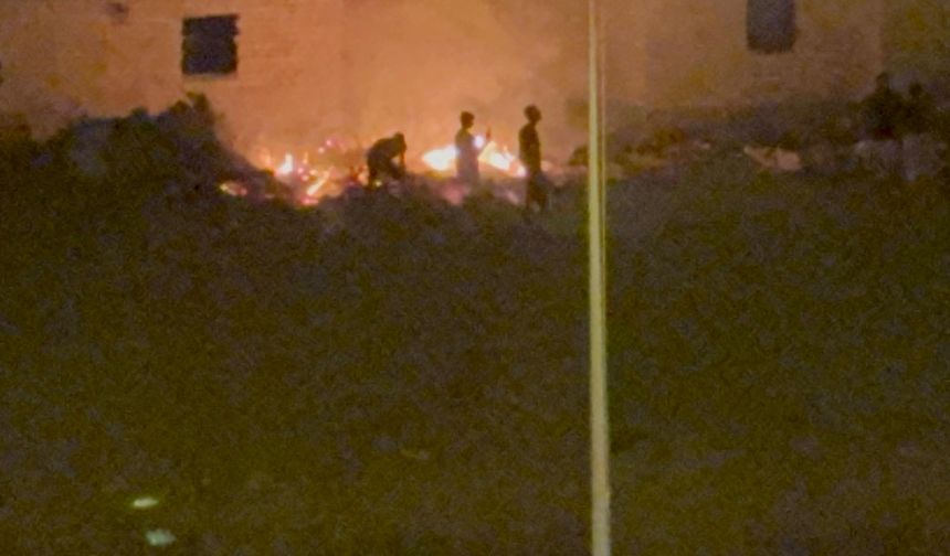 TOKİ şantiyesinde korkutan yangın: İşçiler alevlere kürekle müdahale etti
