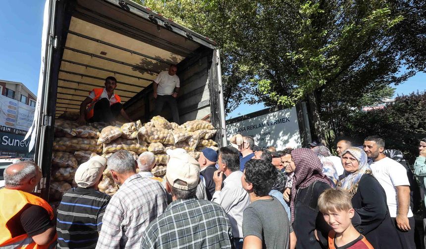 Yenimahalle'de dayanışma örneği: Tonlarca karpuz ve patates ücretsiz dağıtıldı