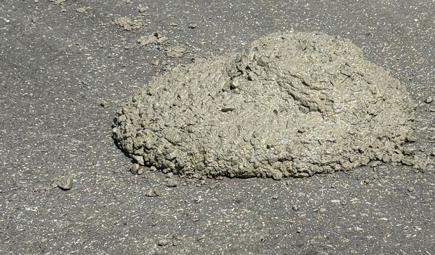 Ankara'da şoke eden görüntü! Mikser yol ortasına beton döktü