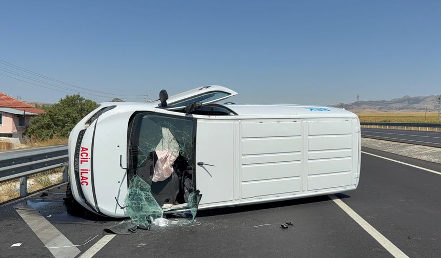 İlaç yüklü kamyonet devrildi: 1 yaralı