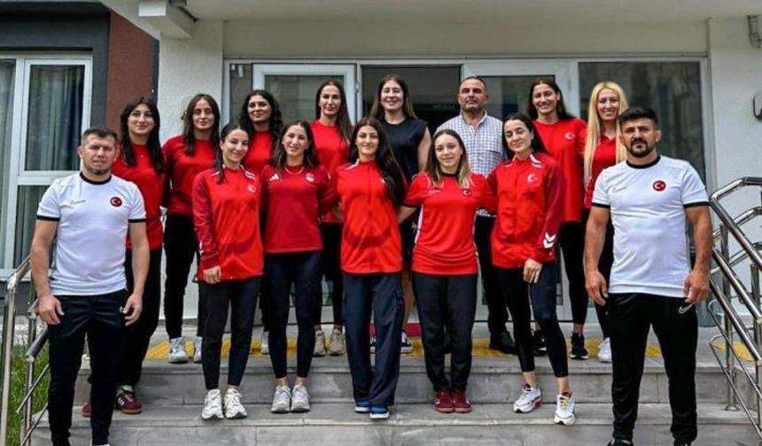 Kadın Güreş Milli Takımı Dünya Şampiyonası için Zagreb’e uğurlandı