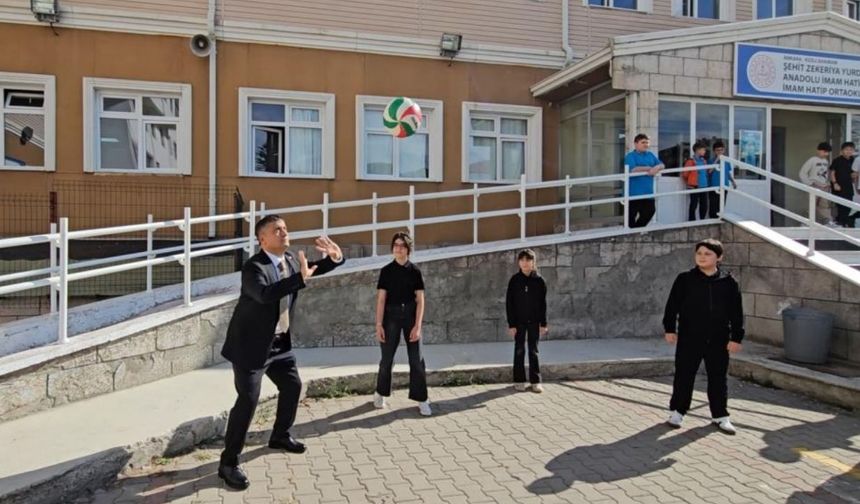 Kaymakam Mehmetbeyoğlu öğrencilerle voleybol oynadı