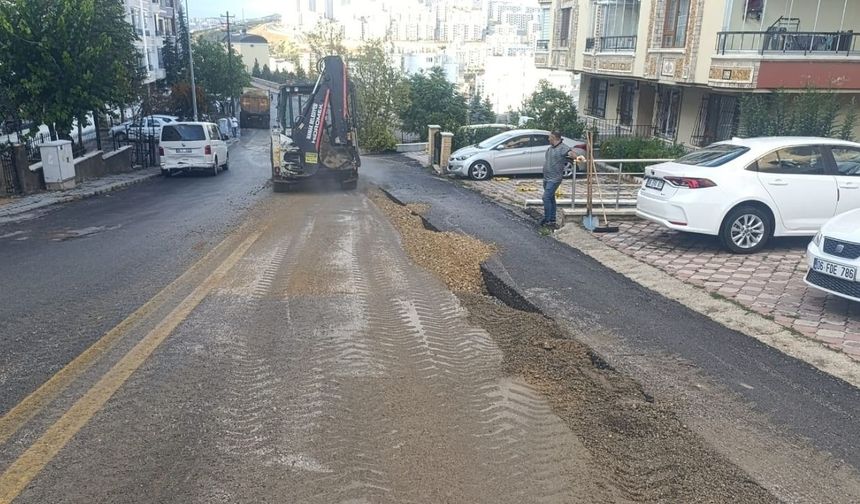 Mamak Belediyesi ekipleri, sağanak yağışta caddelere indi