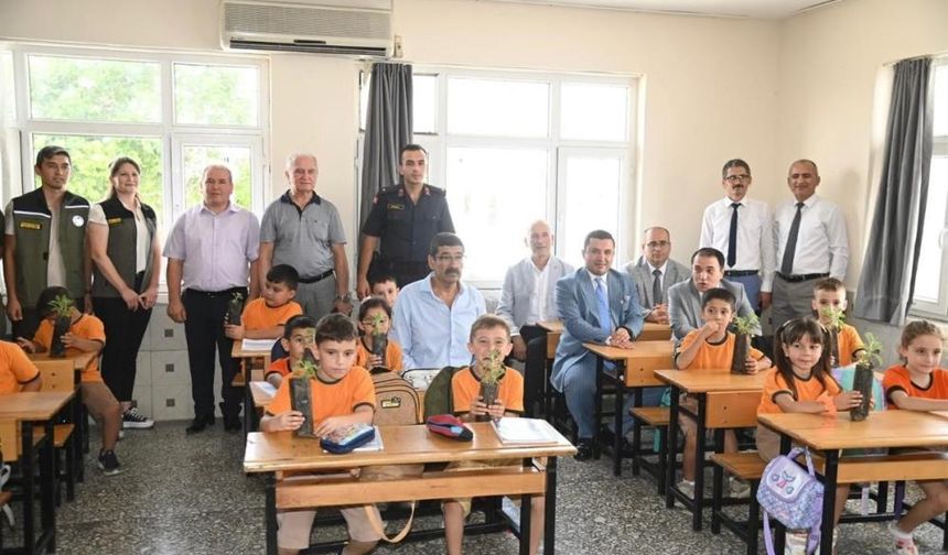 Öğrencilere fidan hediye edildi