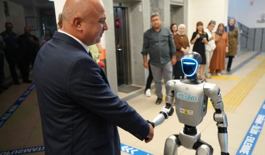 Türkiye'de bir ilk: İnsansı robot Türk vatandaşı oldu