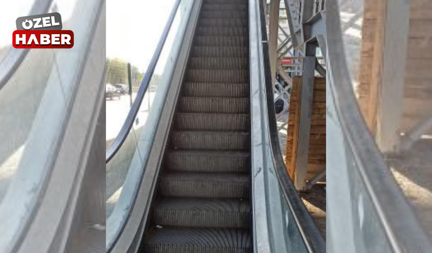 Tren istasyonu üst geçidinde yürüyen merdiven sorunu