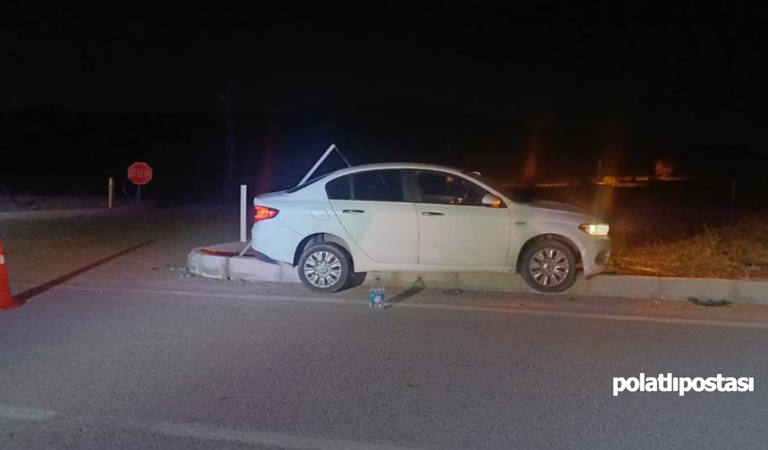 Çorum - Yozgat yolunda otomobil refüje çarptı