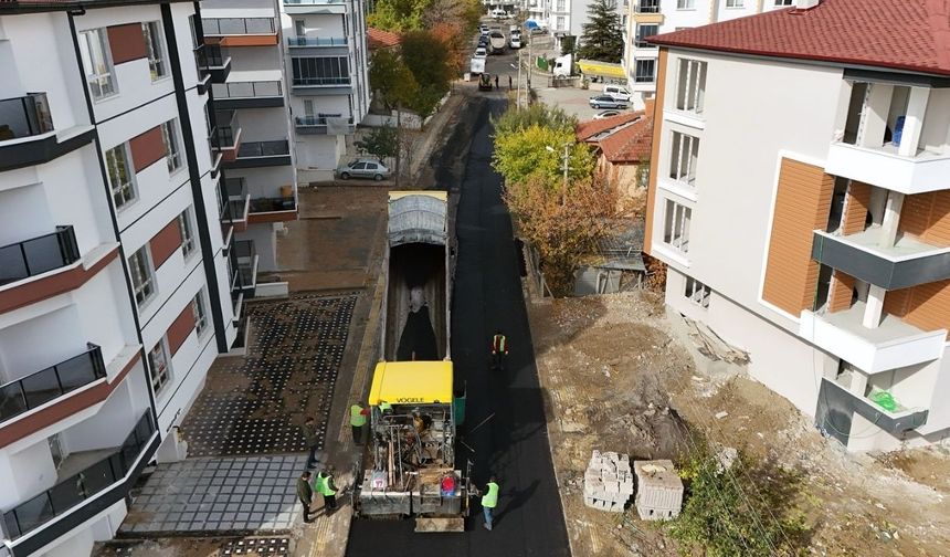 Akyurt Belediyesi Yıldırım Mahallesi'nde asfalt serim çalışmalarını sürdürüyor