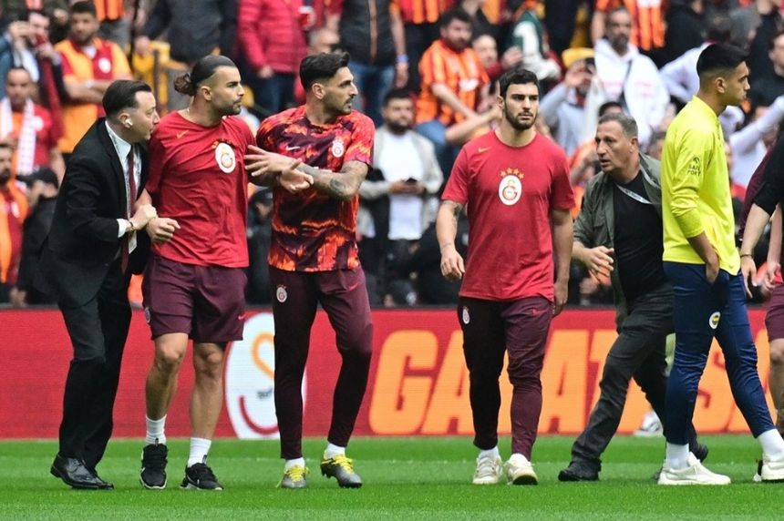 Galatasaray-Fenerbahçe maçı başlamadan sahada ortalık karıştı! İşte o anlar...