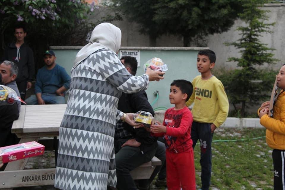 AK Parti heyeti çocuklara oyuncak dağıttı (2)