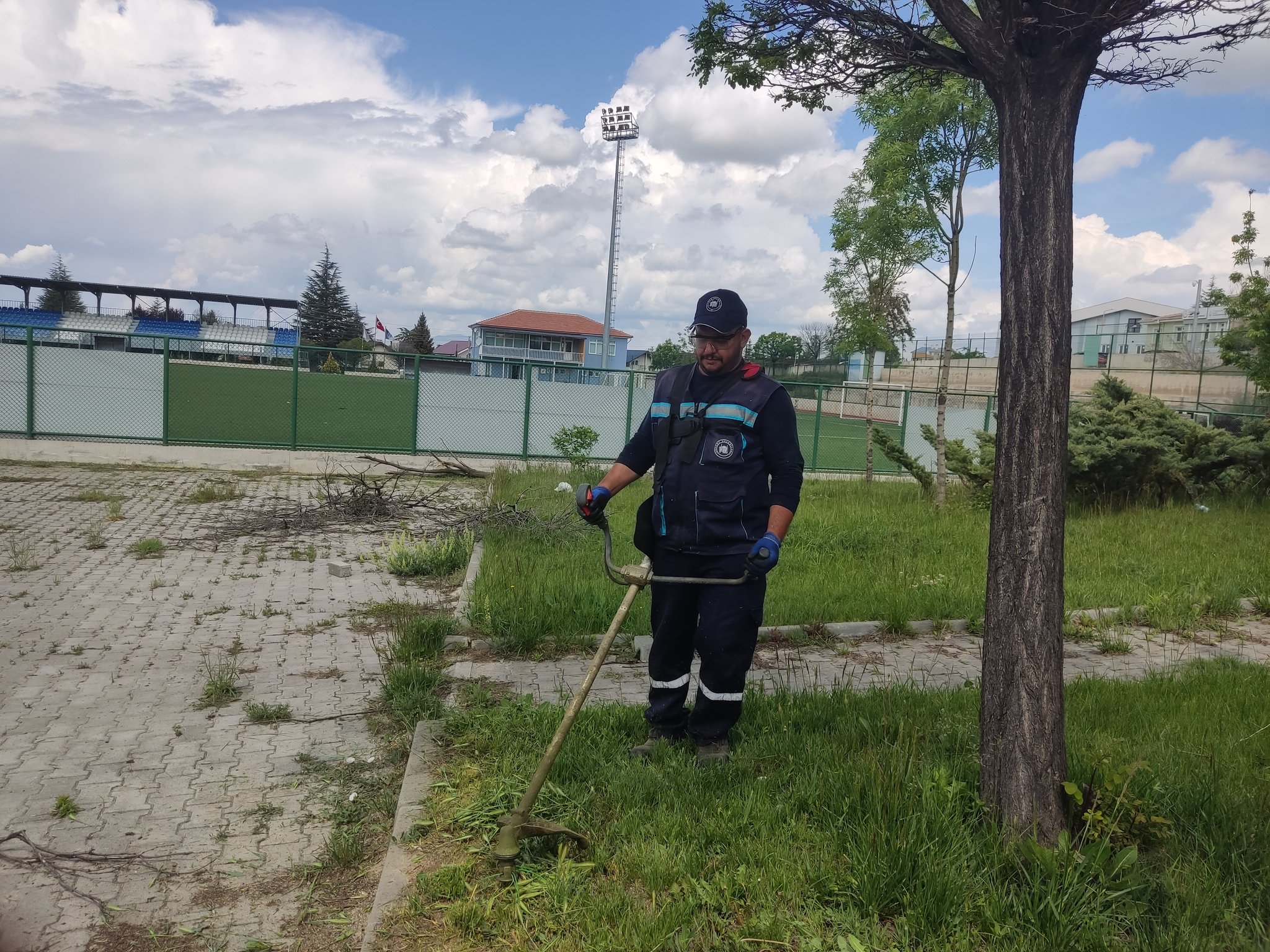 Akyurt Şehir Stadı’nda çim biçme çalışması (1)