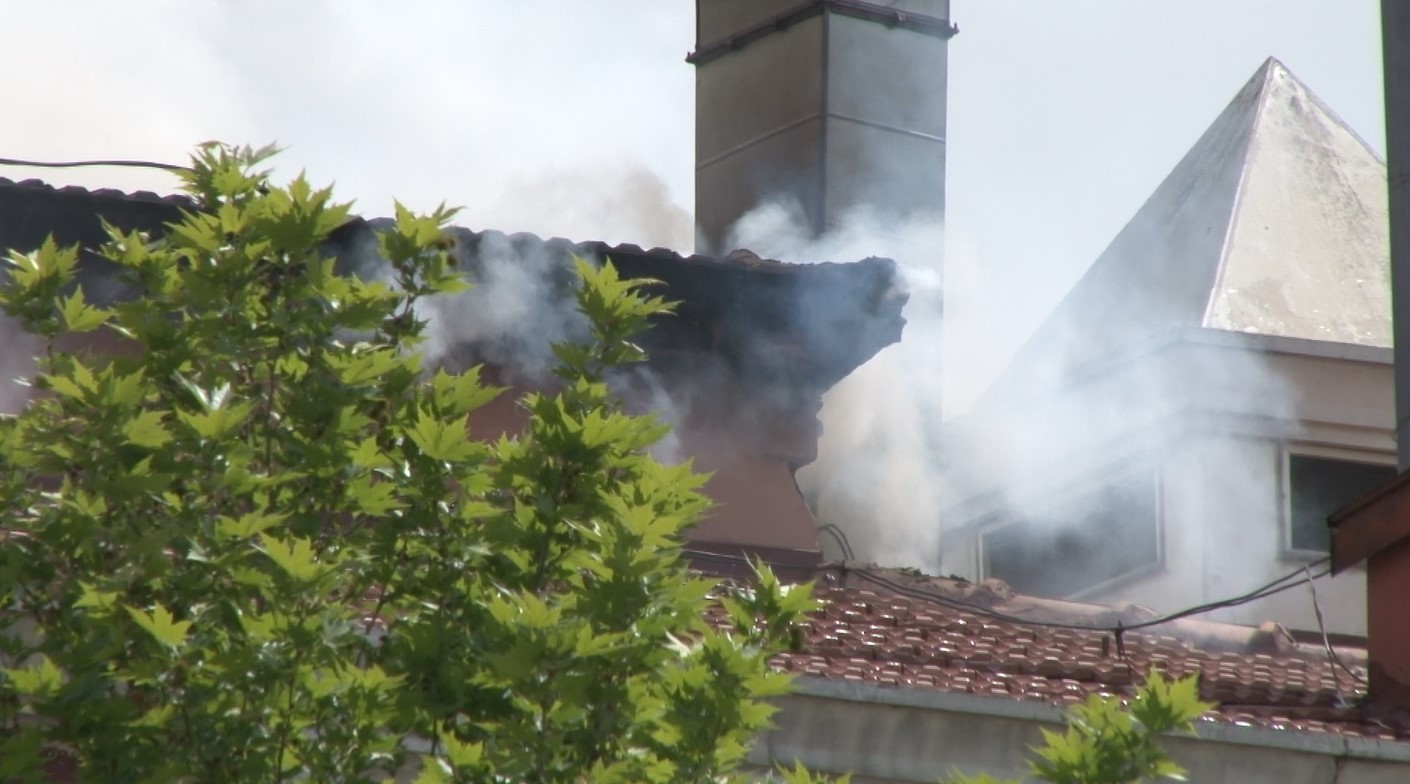 Ankara'da bir hastanenin çatısında çıkan yangın kontrol altına alındı (2)