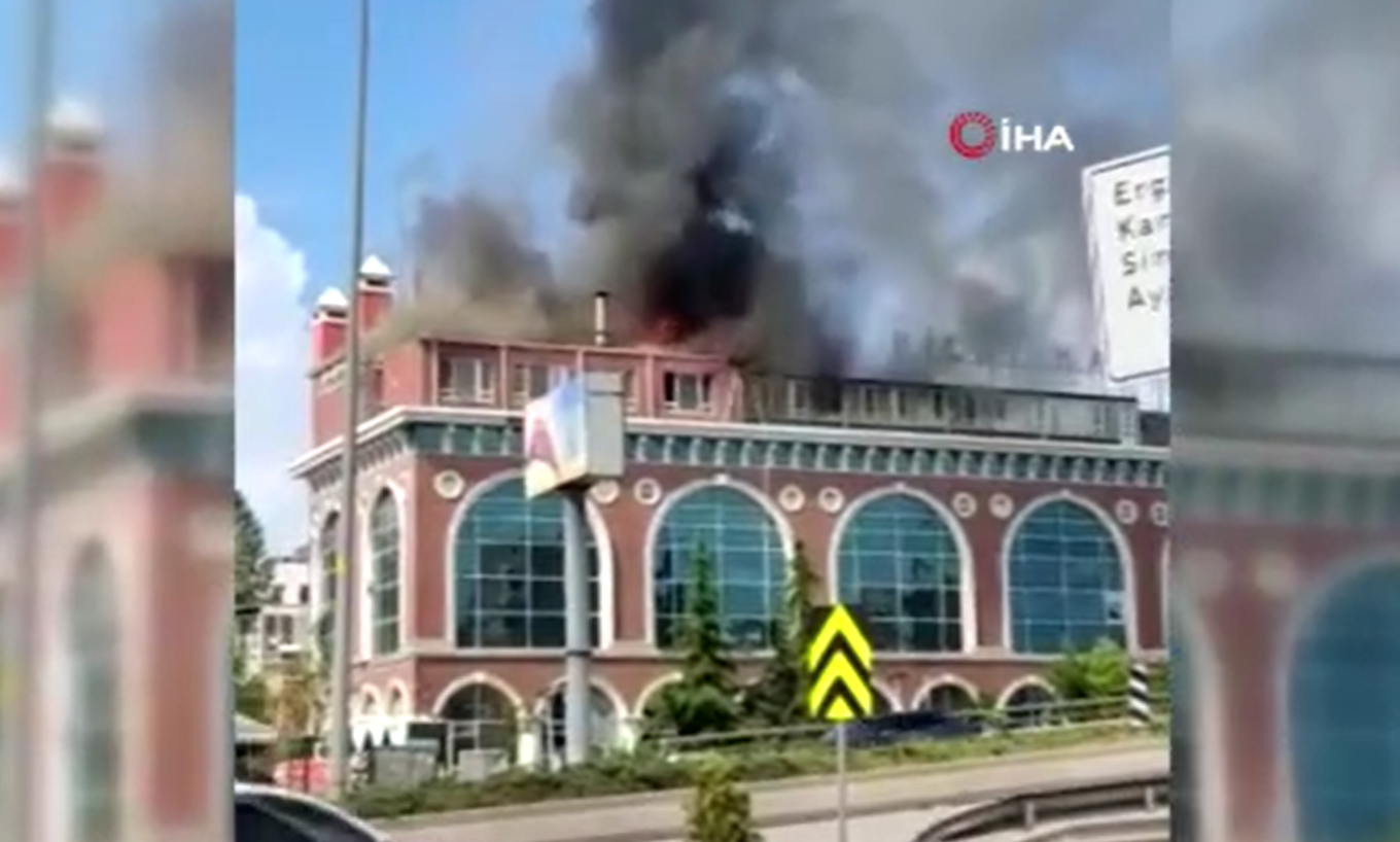 Ankara’da hastanenin çatısında yangın çıktı (1)