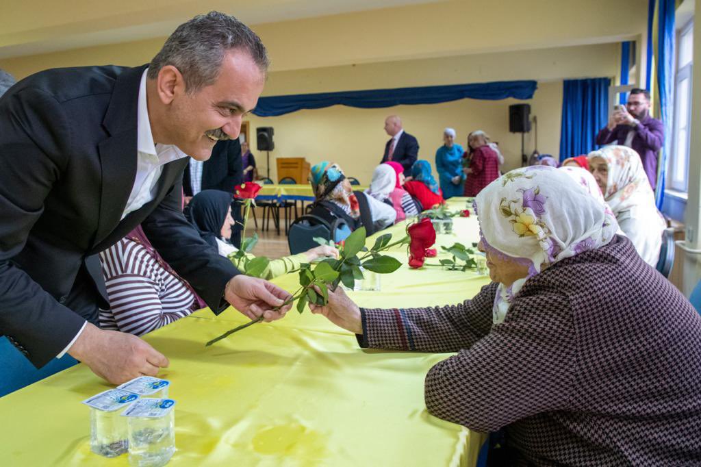 Bakan-Özer -Anneler- Günü’nü-kutladı (4)