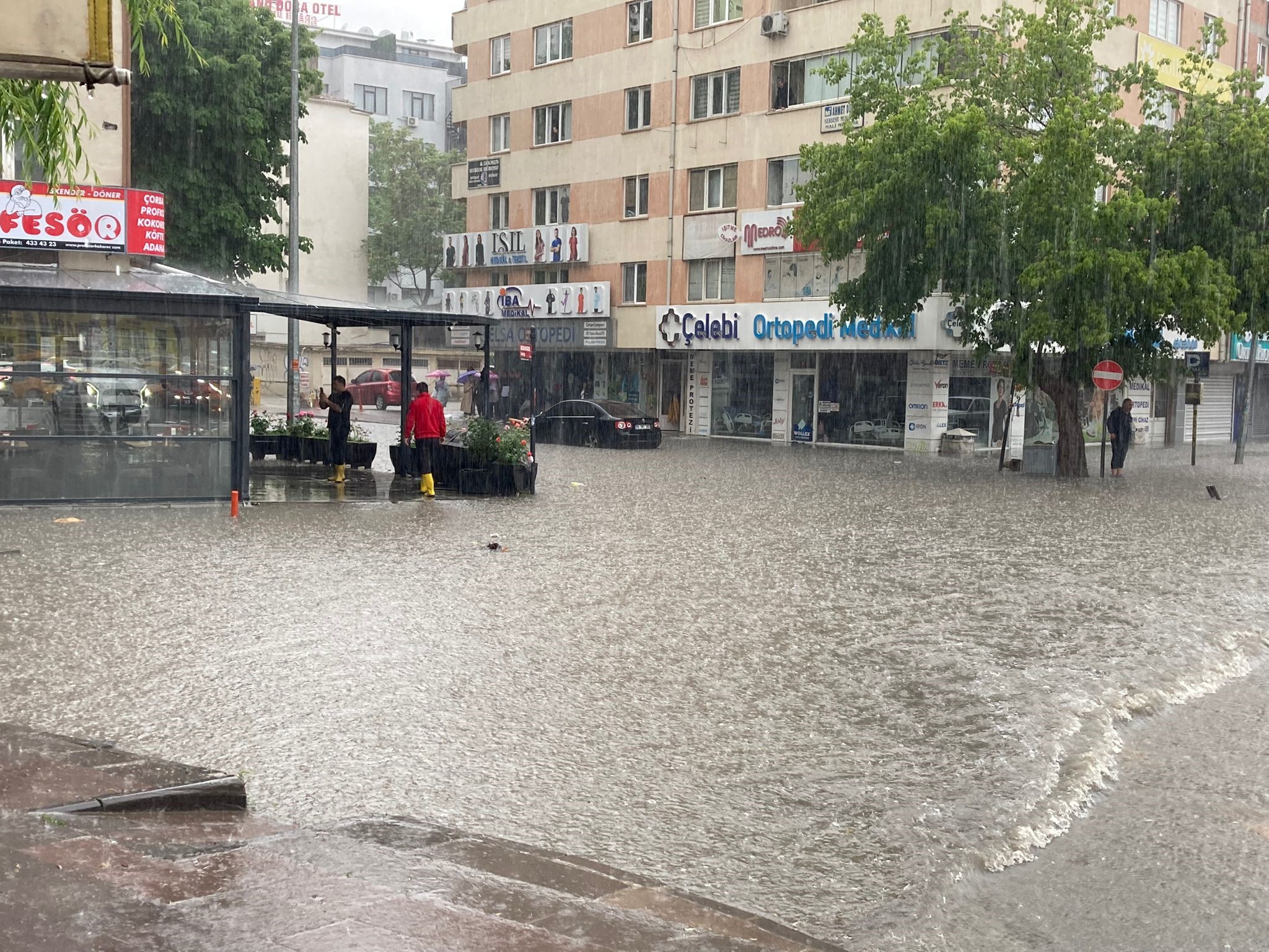 Sağanak yağıştan dolayı Ankara'da ölüm kalım savaşı veriliyor (2)