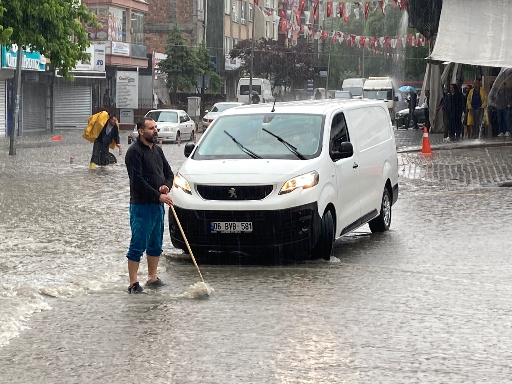 Sağanak yağıştan dolayı Ankara'da ölüm kalım savaşı veriliyor (3)