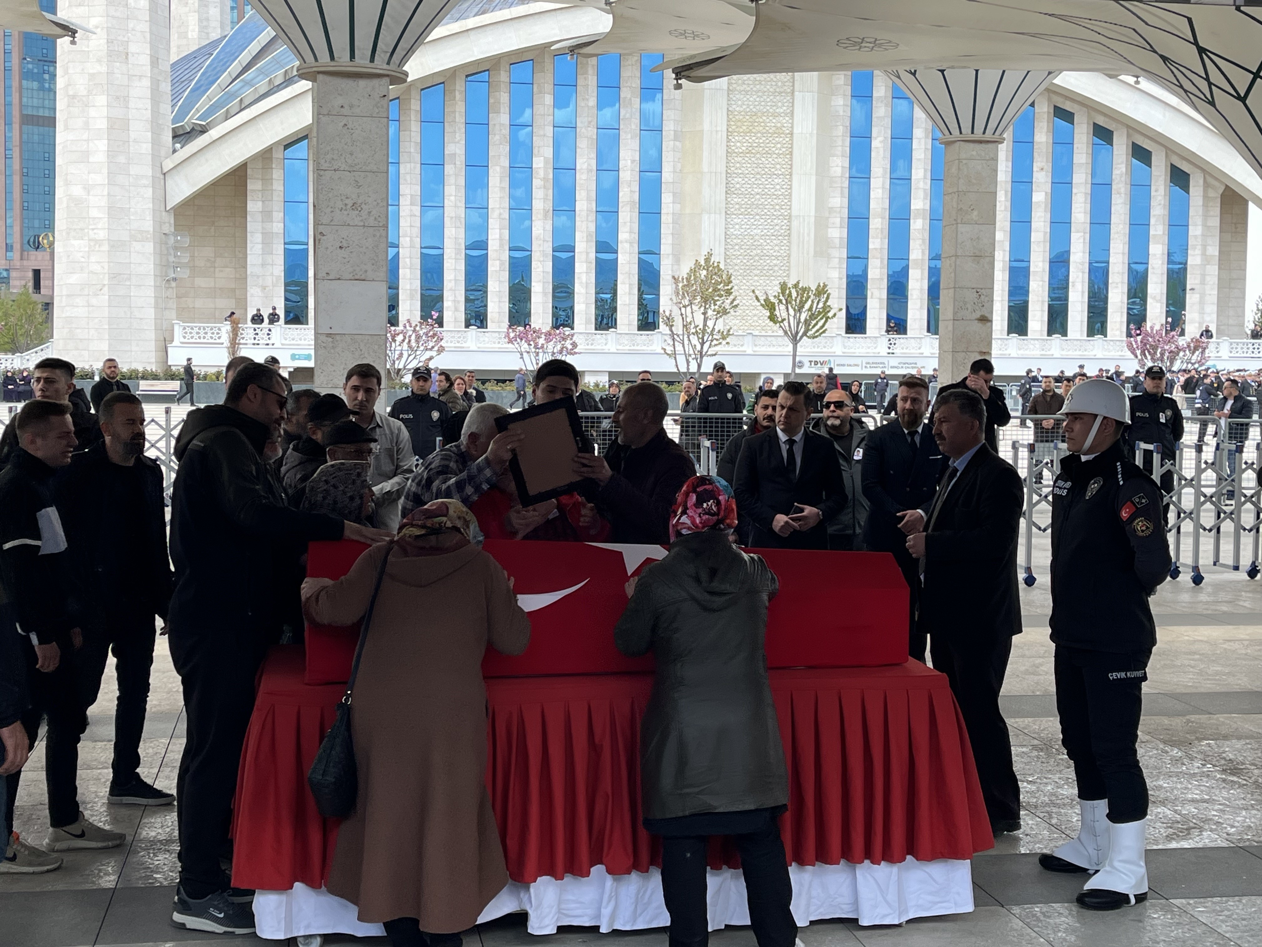 sehit-ozgur-barcin-son-yolculuguna-ugurlandi (6)