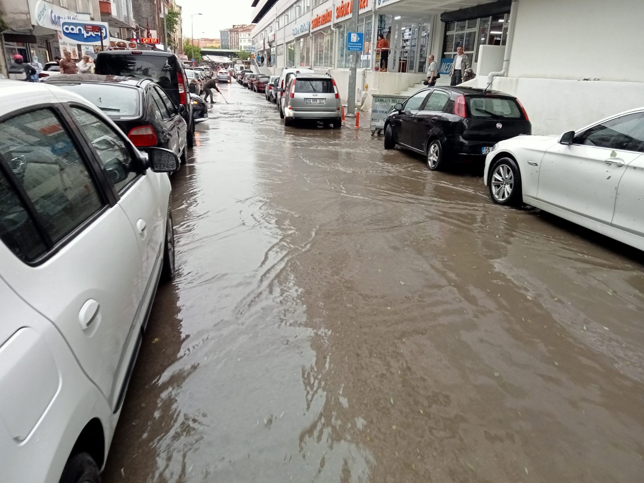 Başkentte dolu ve sağanak yağış hayatı olumsuz etkiledi (1)