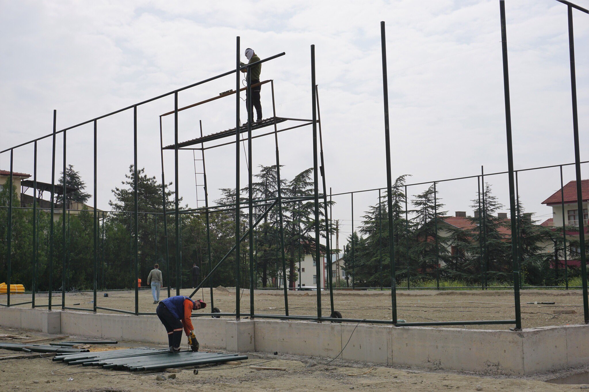 Beypazarı'nda spor alanı çalışmaları tam gaz devam ediyor