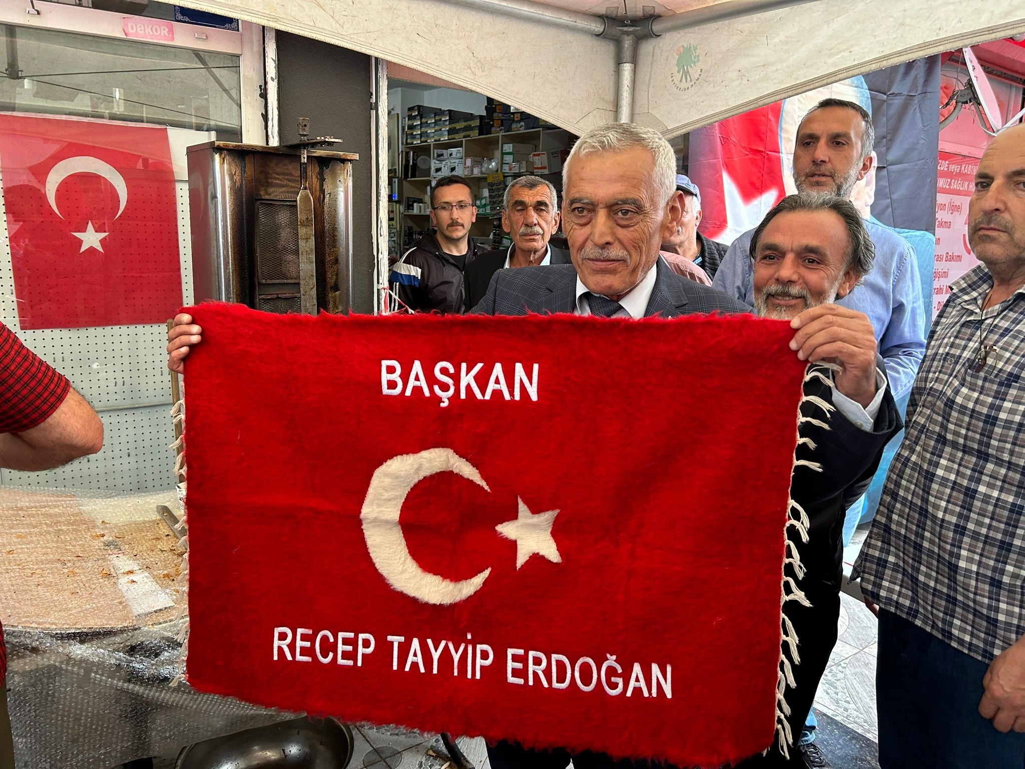 Cumhurbaşkanı Erdoğan’ın seçimi kazanması sebebiyle ‘şükür döneri’ dağıttı (1)