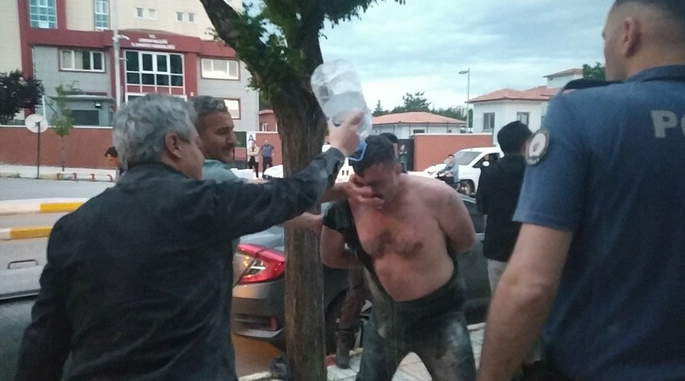 Kendini yakmaya çalışan şahsı polis kurtardı (1)