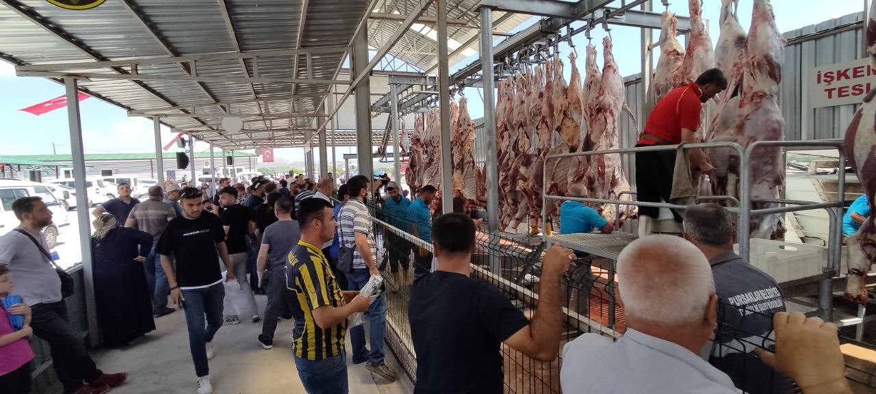Kurban kesim alanında saatte 40 büyükbaş hayvan teslim ediliyor (2)