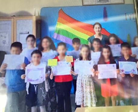 LGBT bayrağı önünde duran öğretmene yasal işlem-1