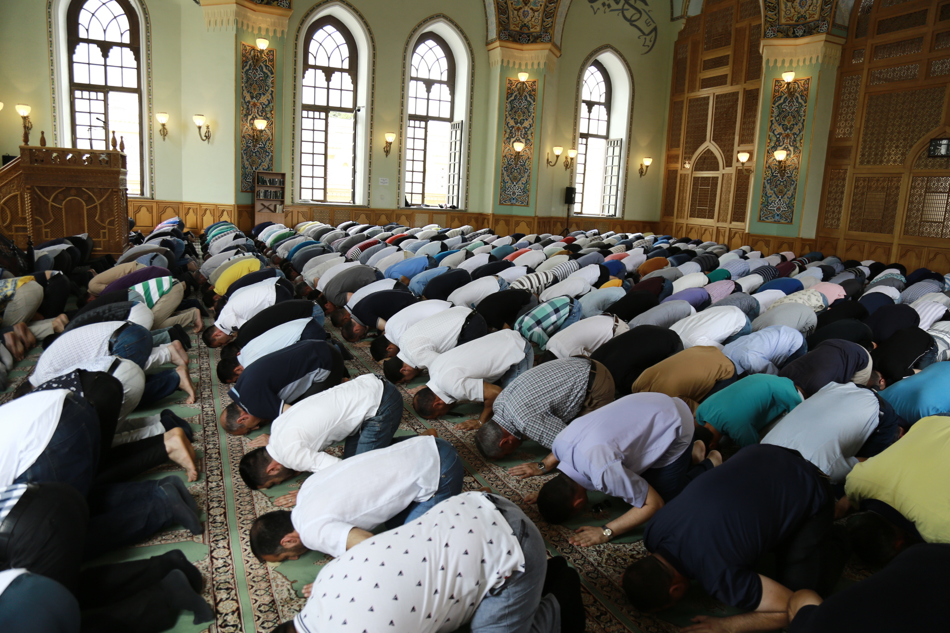 Ночная молитва мусульман. Намаз. Намаз в мечети. Что такое намаз у мусульман. Мечеть.