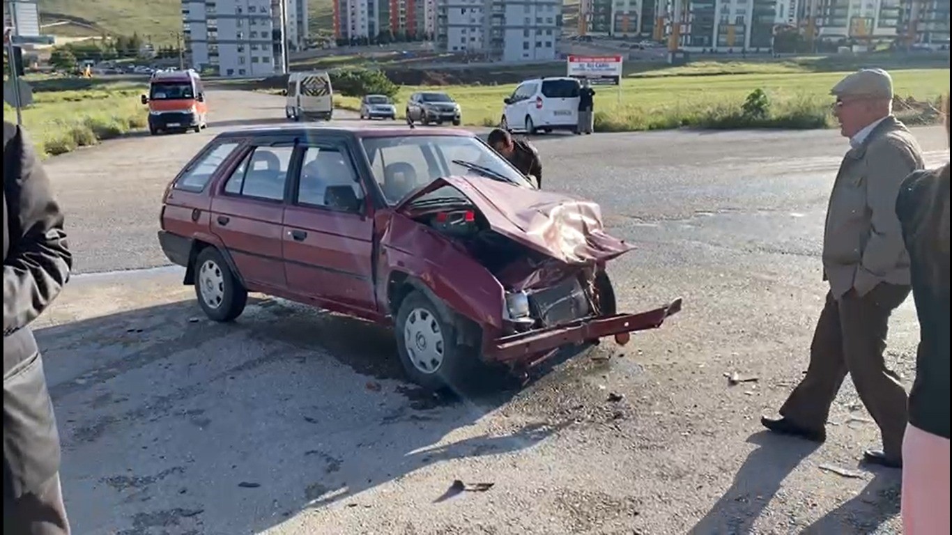 Polatlı'da feci kaza;İki otomobil kafa kafaya çarpıştı