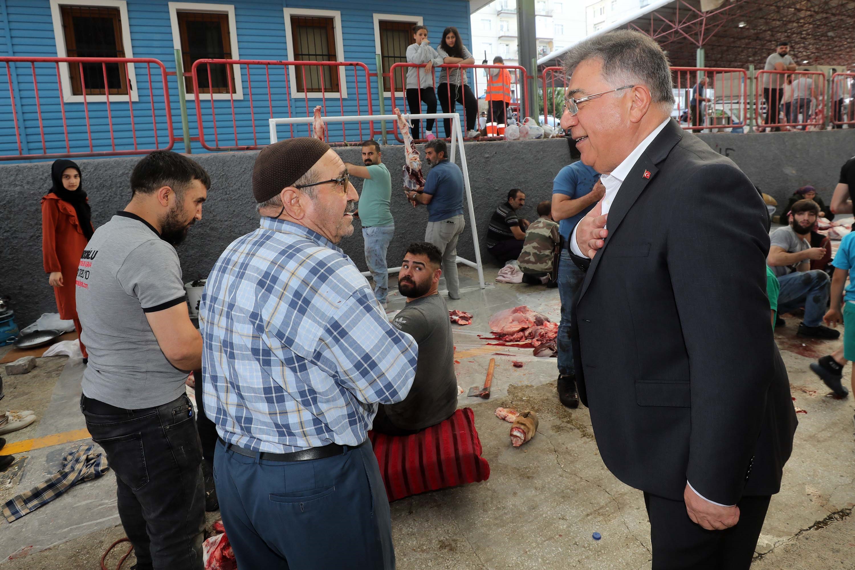 Yakacık’ta kurbanlar güvenle kesildi (1)