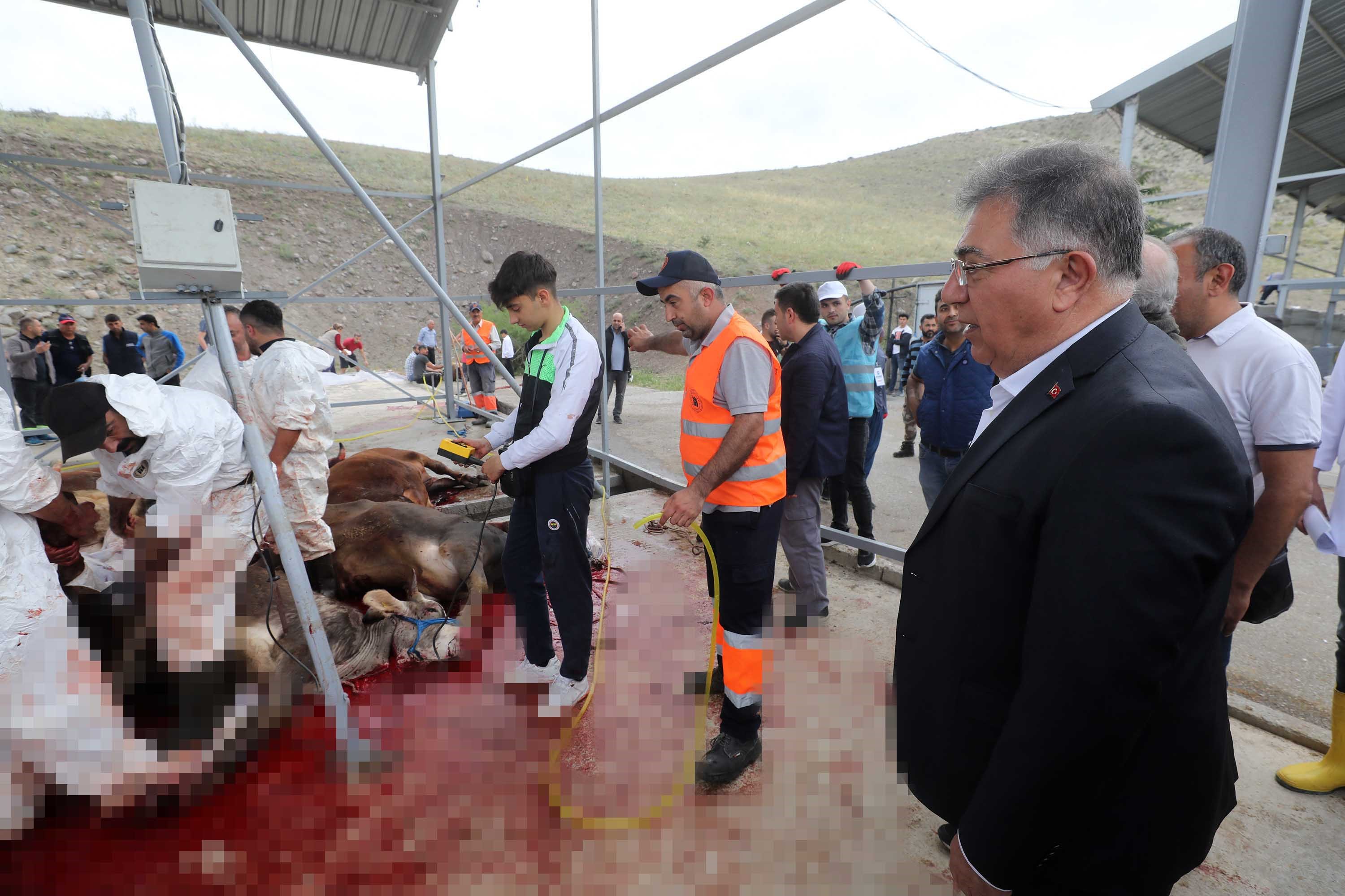 Yakacık’ta kurbanlar güvenle kesildi (3)