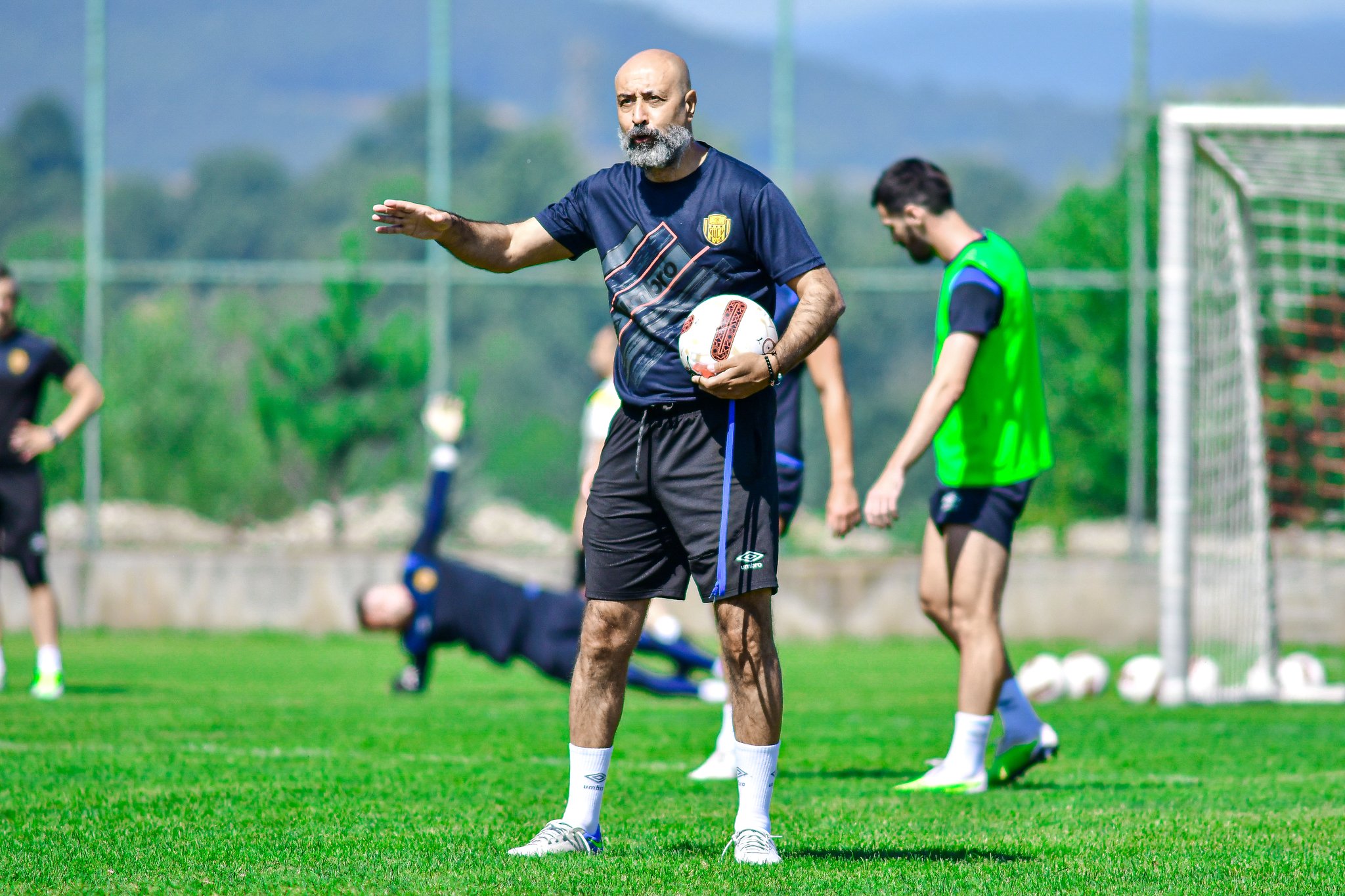 ankaragucu-teknik-direktoru-tolunay-kafkas-acikladi-o-oyuncuyu-isterim (2)