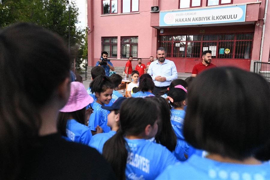 Başkan Çetin'den çocuklara hediye (2)