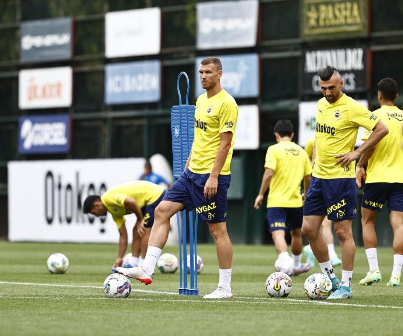 Edin Dzeko sahaya indi... Hırslı görünüşü ile gündem oldu-1