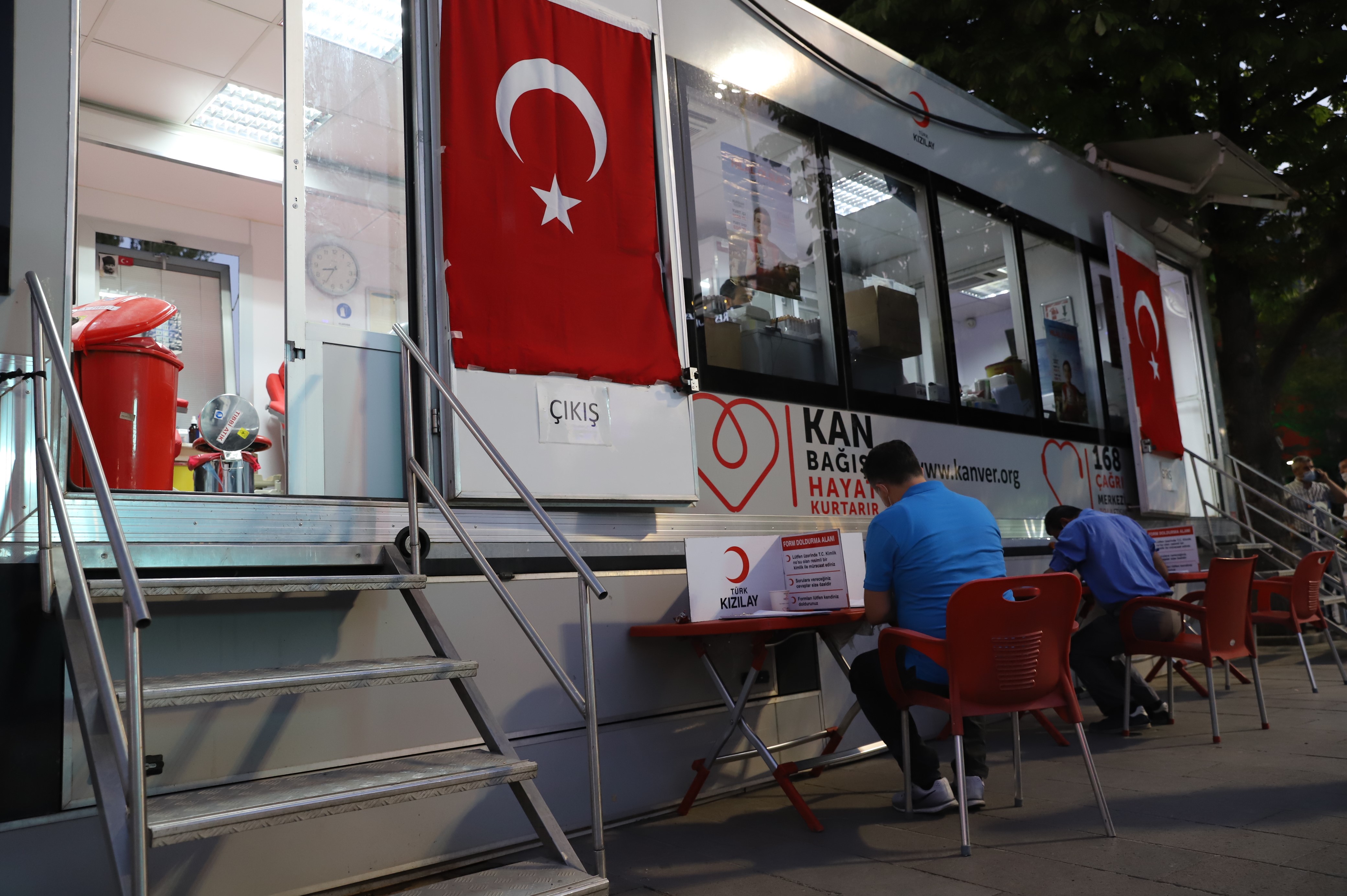 kan-bagisi-ekipleri-15-temmuzda-meydanlarda (3)