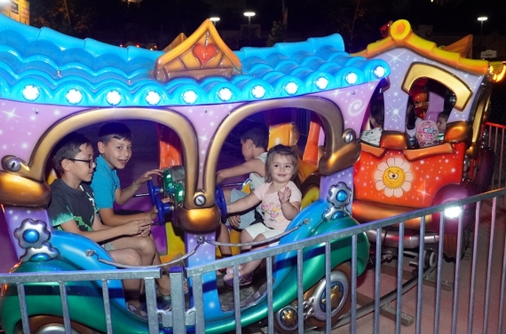 Keçiörenli minikler rengarenk lunaparkta doyasıya eğleniyor