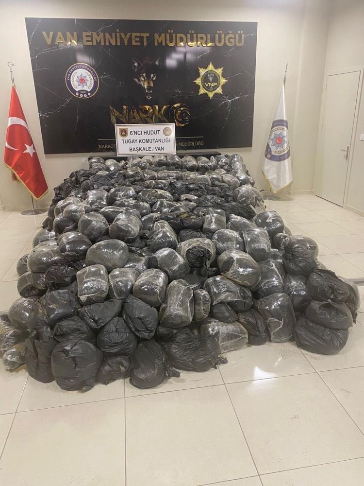 Milli Savunma Bakanlığı (MSB) Van hudut hattında 2 ton 90 kilogram toz esrar ele geçirildiğini duyurdu.-1