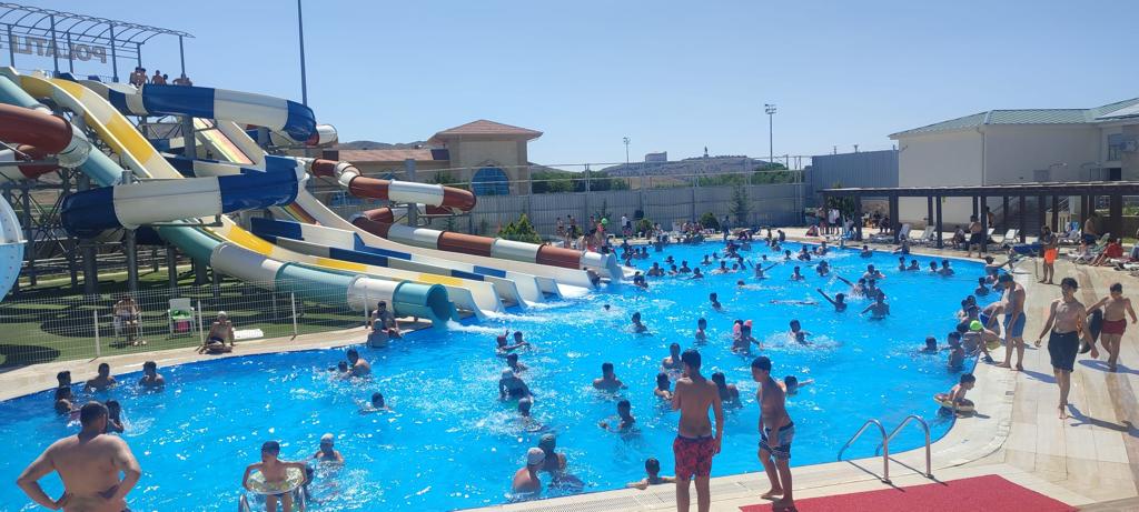 Polatlı’da su parkı haftasonu boyunca gençlerle ve ailelerle dolup taştı (4)