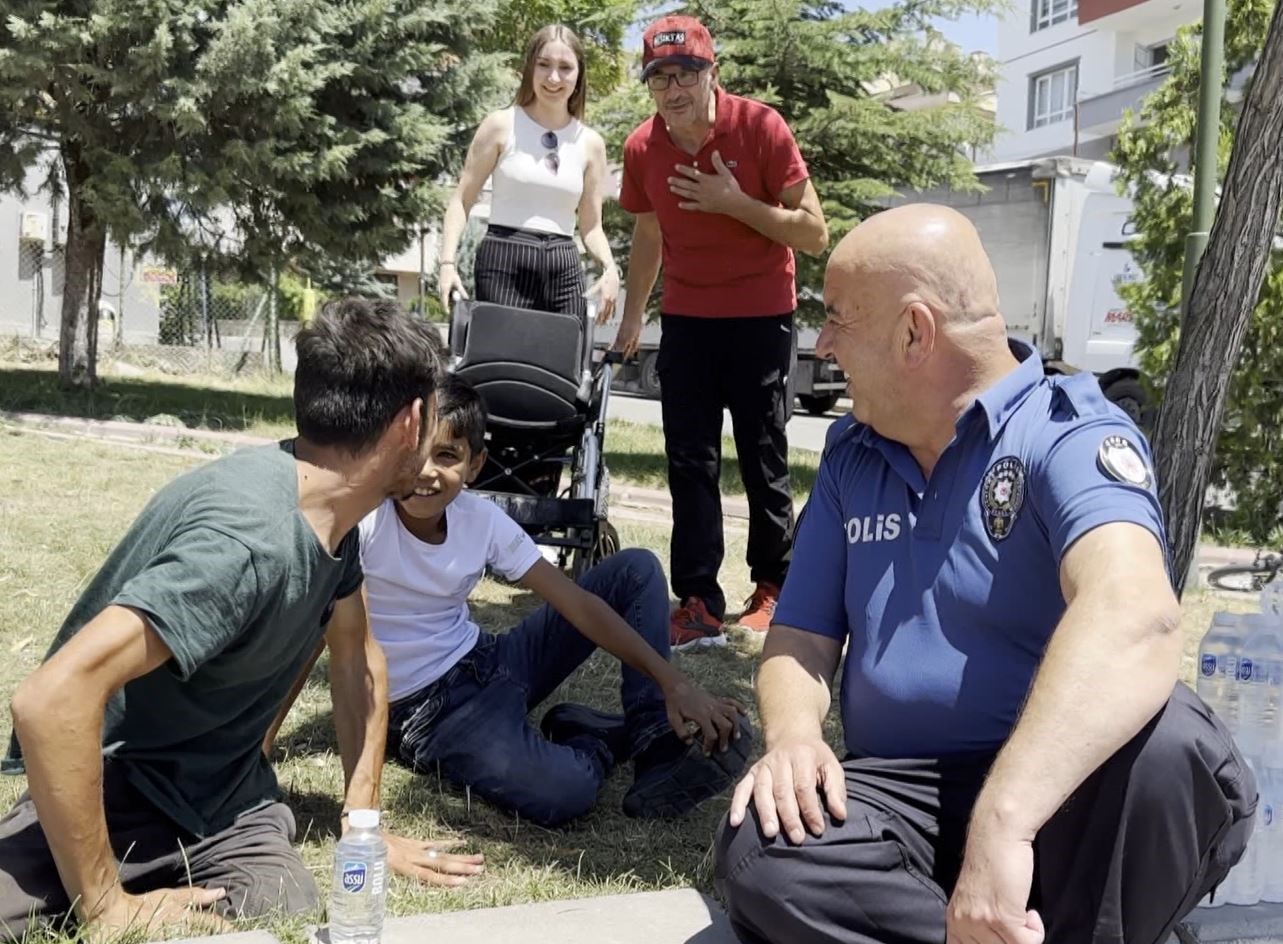 Polis memuru duygulandıran hareket